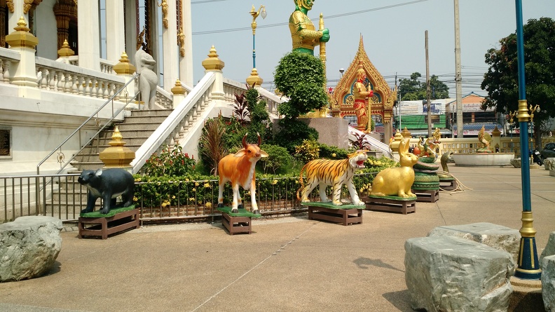 Now that I look at the giant fiberglass animals, they look like half of the Chinese zodiac.. 2018-02-04 11.54.48.jpg